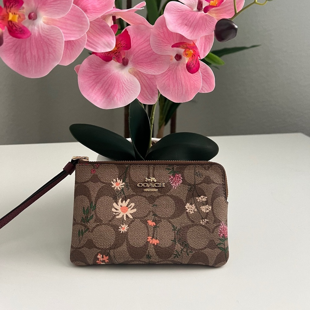 Coach corner zip wristlet in wildflower print